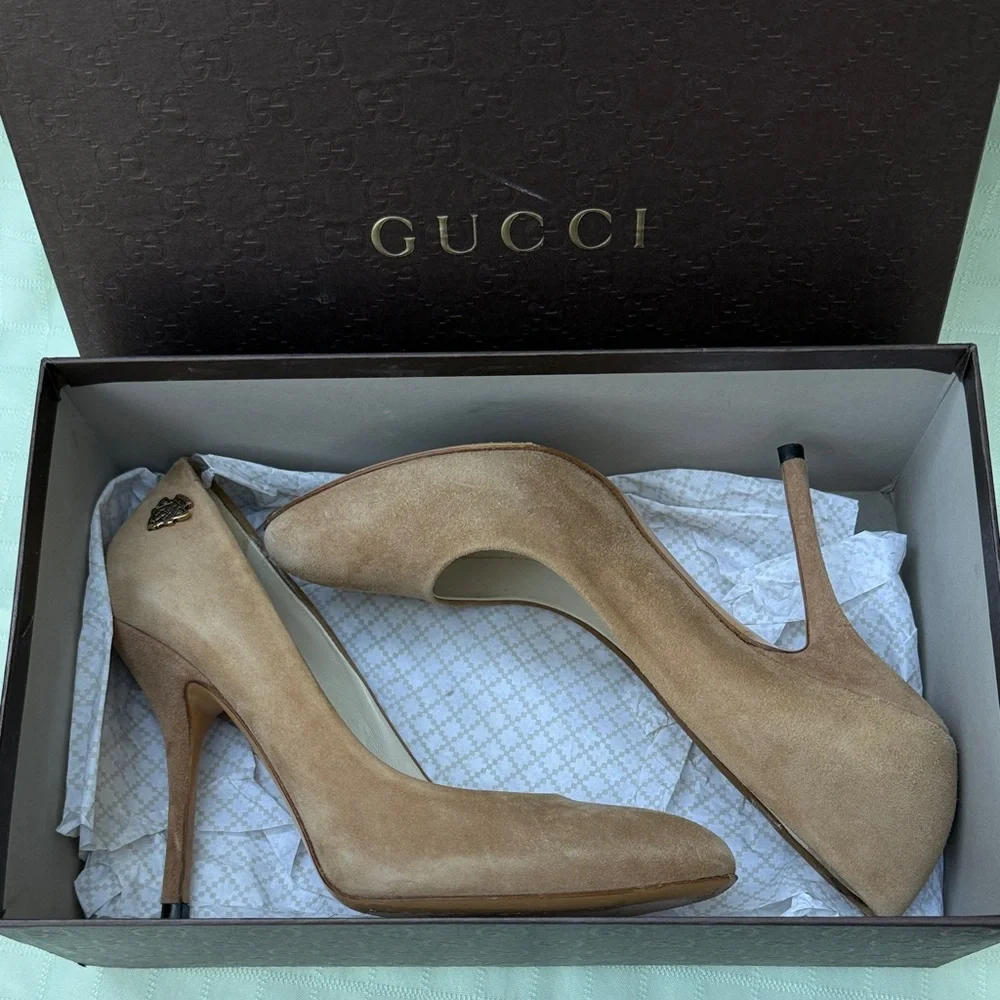 Classic Gucci Tan Suede Pointed-Toe Pumps with Exclusive Gold Decor Box Included - Picture 6 of 15